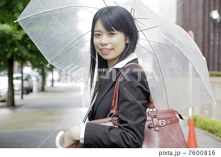 傘をさすOL 傘をさすOL 7600816