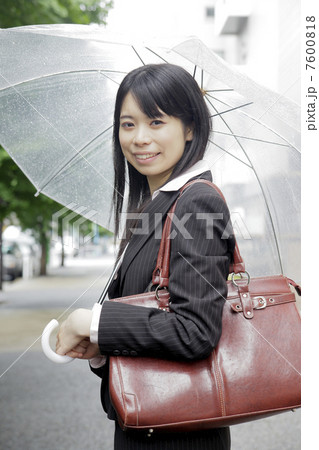 傘をさすOL 7600818