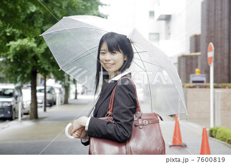 傘をさすOL 7600819