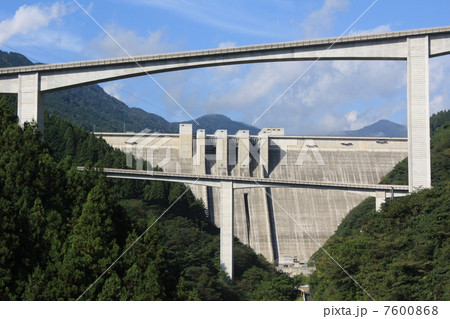滝沢ダムとアーチ橋 7600868