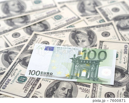 米ドル紙幣とユーロ紙幣 7600871