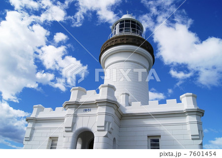 バイロンベイの真っ白な灯台と青空 7601454