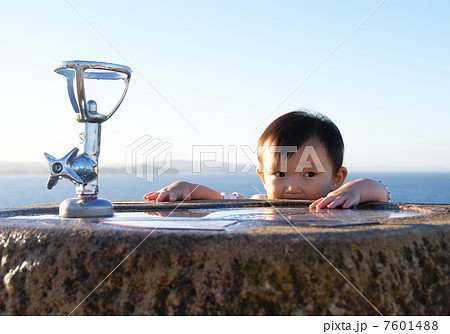 暑くて喉が渇いた男の子 7601488