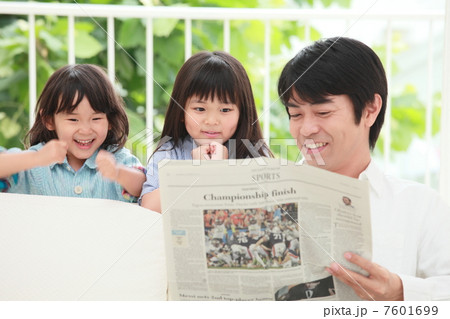 新聞を読む父親と娘 7601699