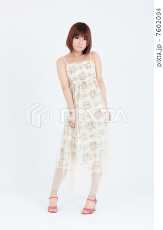 若い女性 ワンピース 若い女性 ワンピース 7602094