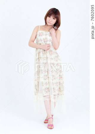 若い女性　ワンピース 7602095