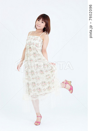 若い女性 ワンピースの写真素材