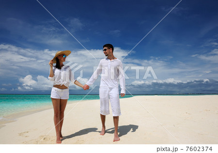 Couple on a beach at Maldives 7602374