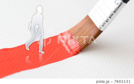 描かれた道を行く男性 7603131