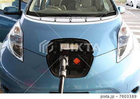電気自動車の充電　正面 7603389