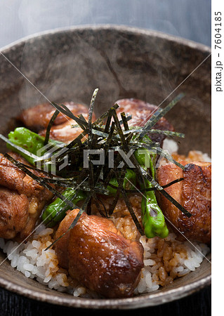 鳥肉の丼 7604185
