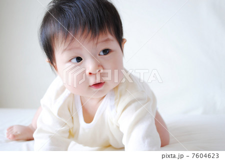 のぞき込む赤ちゃん 7604623