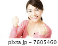 ガッツポーズの女性 7605460