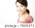 ガッツポーズの女性 7605471