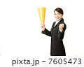 メガホンと女性社員 7605473