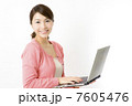 ノートパソコンを持つ女性 7605476