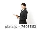 メモする女性社員 7605562