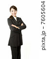 腕組みする女性社員 7605604