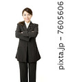 腕組みする女性社員 7605606