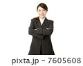 腕組みする女性社員 7605608