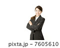 腕組みする女性社員 7605610
