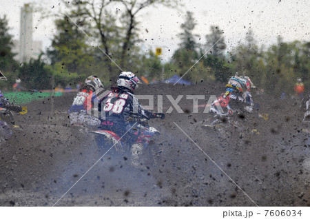 雨のモトクロス 7606034