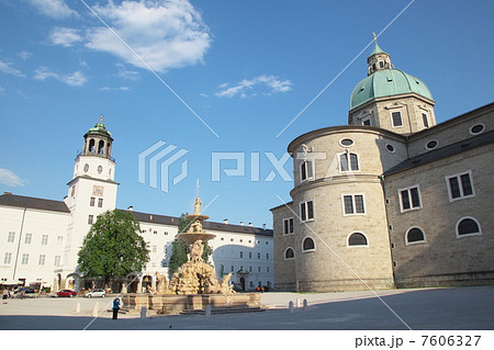 ライトアップされたザルツブルク大聖堂 7606327