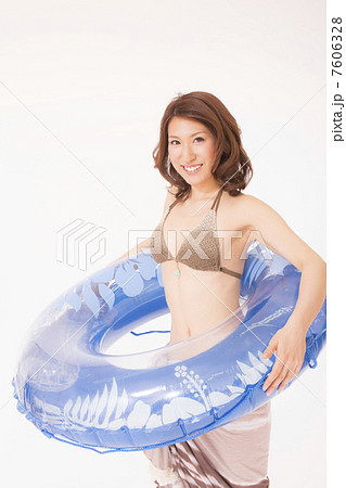 浮輪を持つ水着の女性 浮輪を持つ水着の女性 7606328