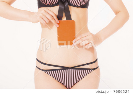 レッドカードを持つ水着の女性 7606524