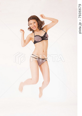 ジャンプする水着の女性の写真素材