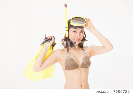 シュノーケリング準備する水着の女性 シュノーケリング準備する水着の女性 7606729