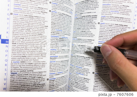 【勉強イメージ】辞書で英単語の意味を調べる 7607606