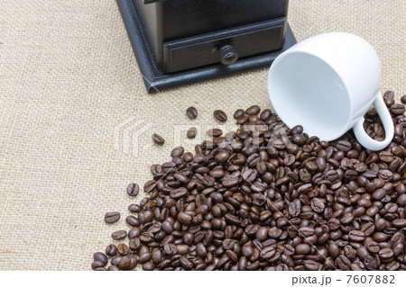 コーヒー豆とコーヒーカップとコーヒーミル 7607882