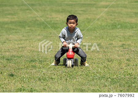 おもちゃの乗りもので遊ぶ幼児(3歳児) 7607992