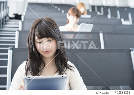 大学生　授業風景　タブレット 7608833