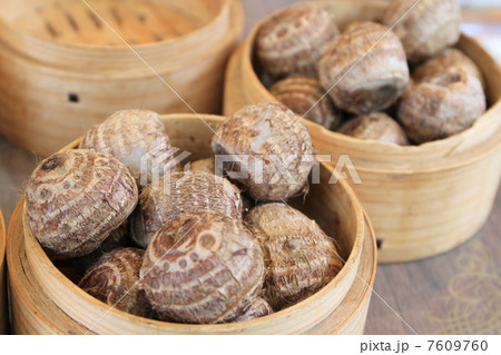 店頭で売られている里芋 店頭で売られている里芋 7609760