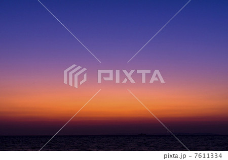 沖縄　瀬長島の夕暮れ 7611334