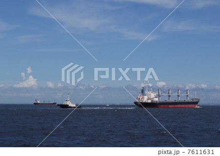 横浜港沖の貨物船と空の景色 7611631