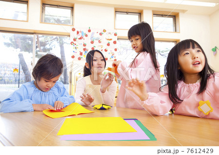 折り紙を折る幼稚園児 7612429