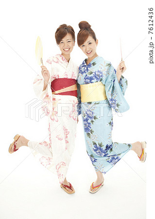 団扇を持った浴衣女性2人 7612436