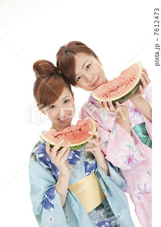 すいかを食べる浴衣女性2人 7612473
