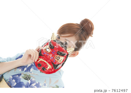 鬼のお面を持った浴衣女性 7612497