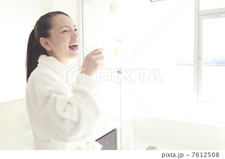 グラスの水を飲む女性 グラスの水を飲む女性 7612508