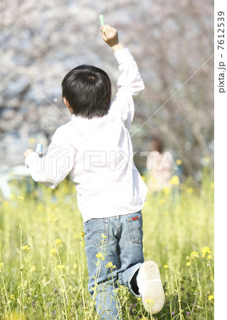 シャボン玉で遊ぶ男の子の後姿 7612539