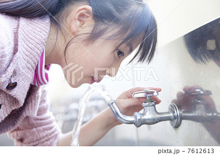 水道の水を飲む小学生女子 水道の水を飲む小学生女子 7612613