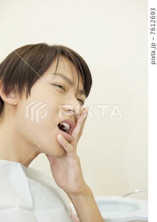 歯痛に顔を歪める男性患者の写真素材