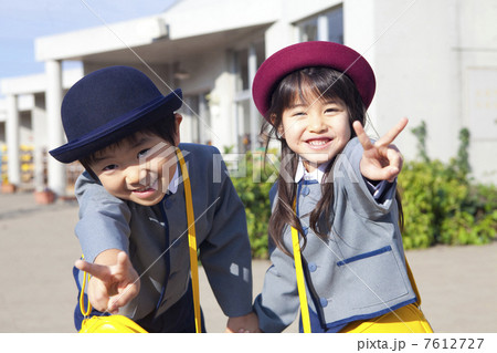 登園する幼稚園児男女 登園する幼稚園児男女 7612727