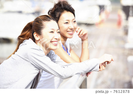 遠くを見つめる女性2人 遠くを見つめる女性2人 7612878