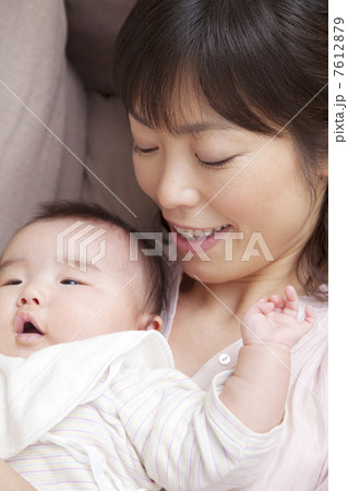 赤ちゃんを抱く母親 7612879