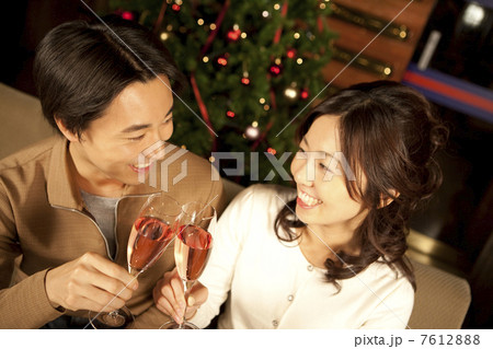 シャンパンで乾杯するカップル 7612888